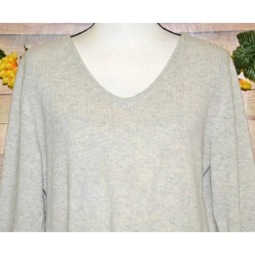 Neiman Marcus Cashmere Collection Neutral Beige Sweater Size L V-Neck Silk Hem - Picture 2 of 9